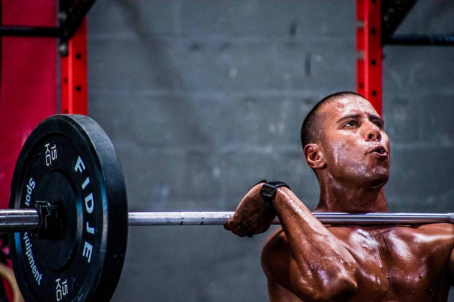 homem negro levantando peso