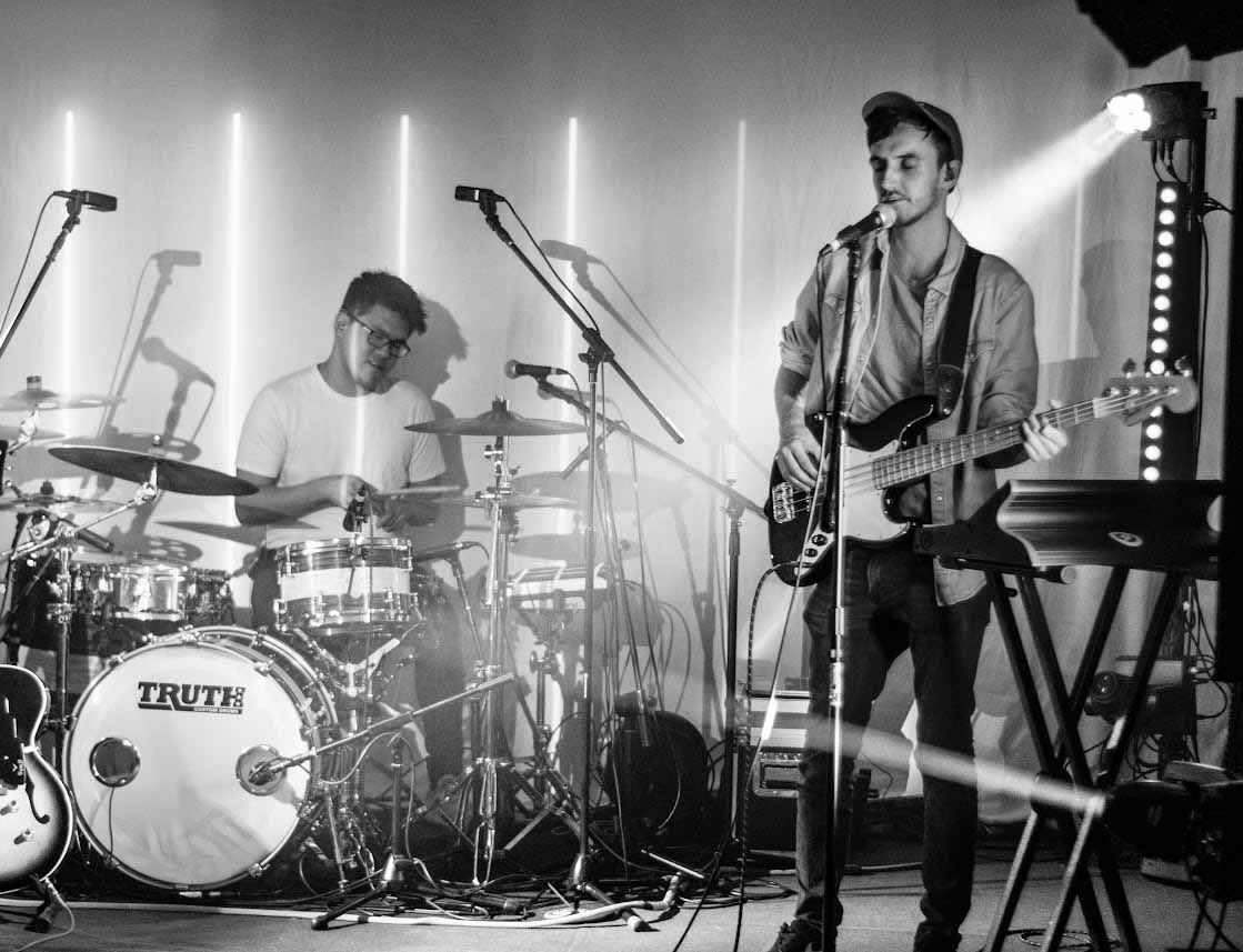 Guitarrista e Baterista Tocando num show